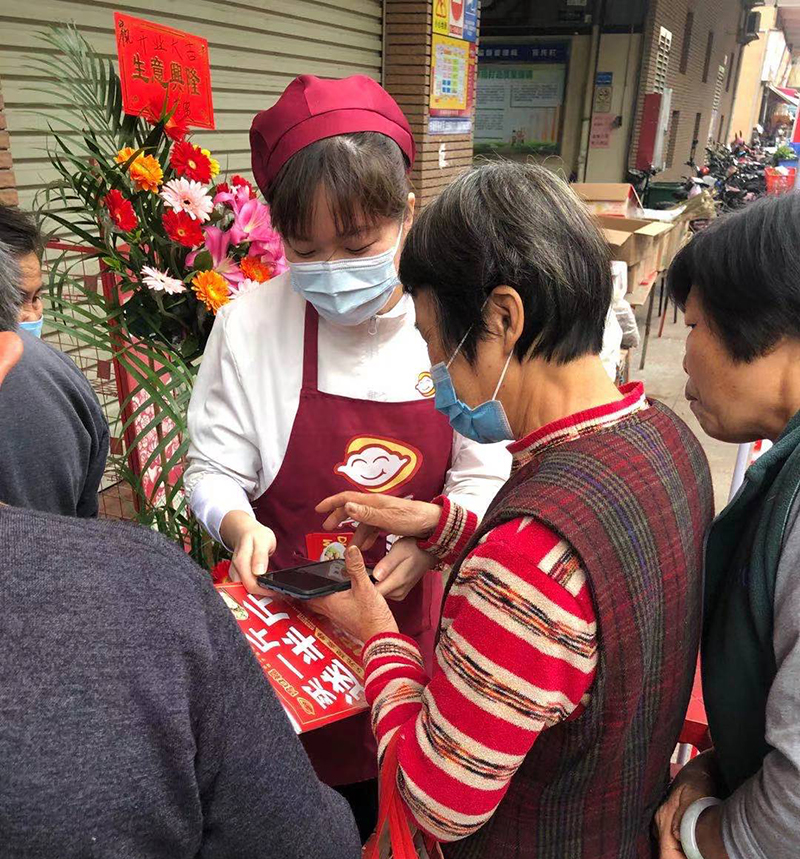 何老板萬萬沒想到，自己的餃子云吞店開業(yè)的第一天就門庭若市